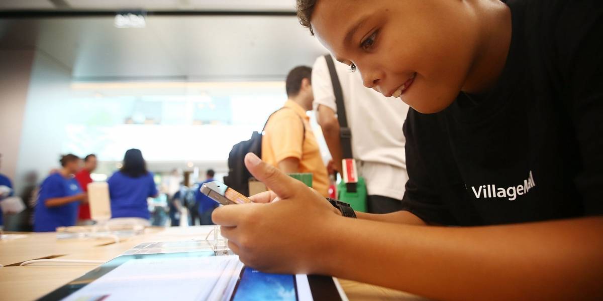 Francia prohibirá el uso de teléfonos móviles en escuelas