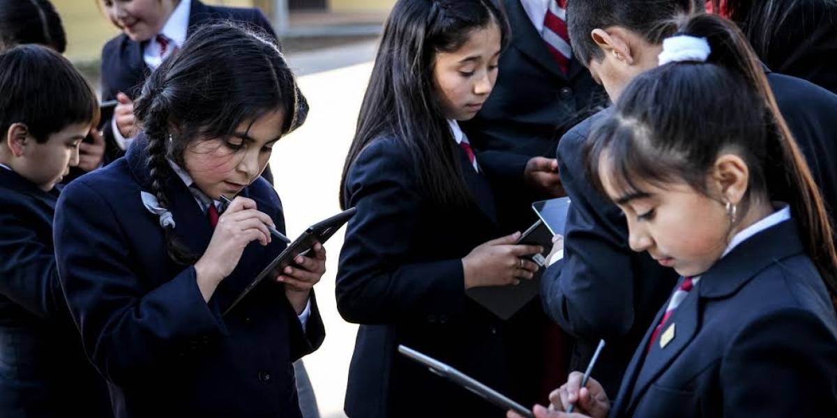 Proyecto educativo chileno entrega tablets a estudiantes de escasos recursos