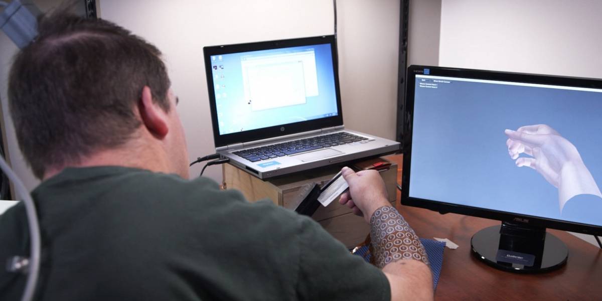 Hombre paralítico recupera control de su mano gracias a chip implantado