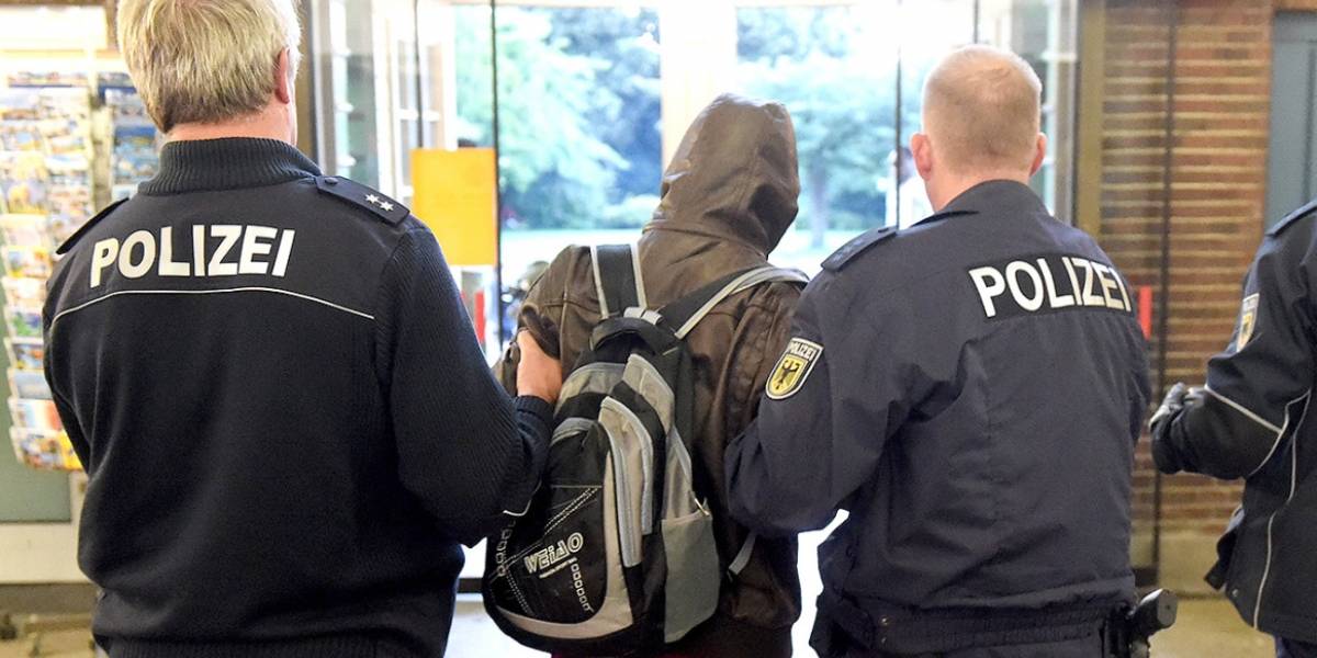 Policía alemana allana 36 casas tras incitaciones al odio en Facebook