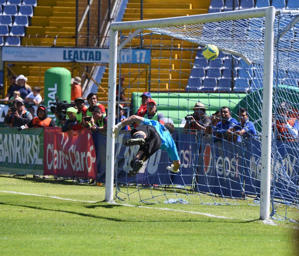 Javier Irazún no pudo evitar el golazo de Pappa.