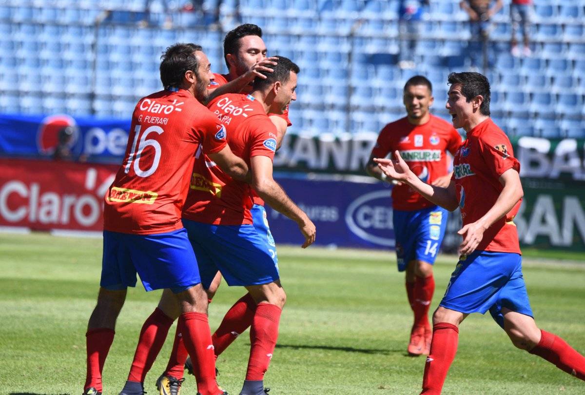 Marco Pappa festejó su primer gol en un clásico nacional.
