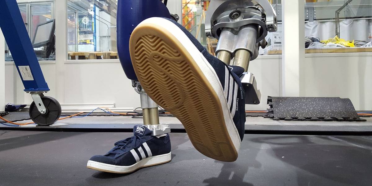 Este robot camina igual que los humanos y viste zapatillas