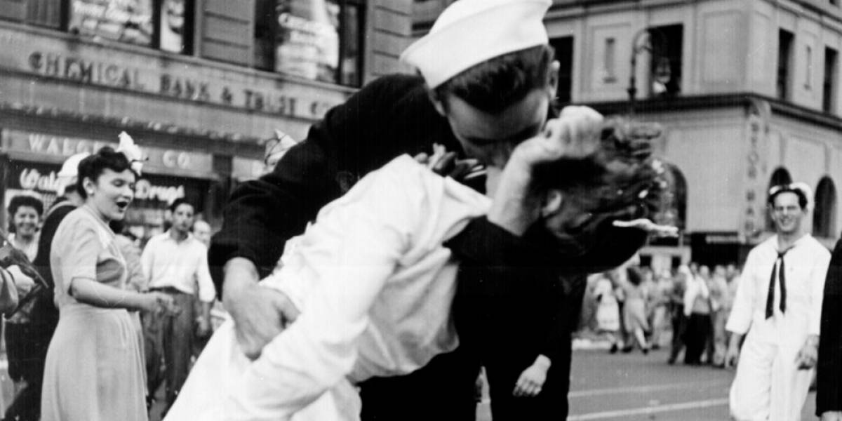 Subastan en US$147.481 cámara de emblemática foto de la Segunda Guerra Mundial