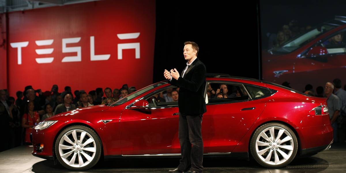 Piloto automático de Tesla llegaría definitivamente en octubre