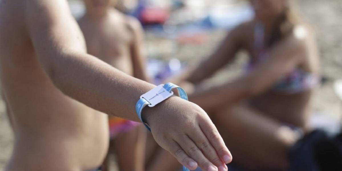 Municipio español entrega pulseras con chip para que niños no se pierdan en la playa