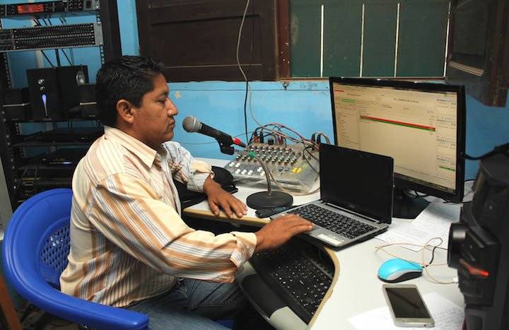 Erwin Escalante es el responsable de prensa de la radio La Voz del campesino, en San Borja
