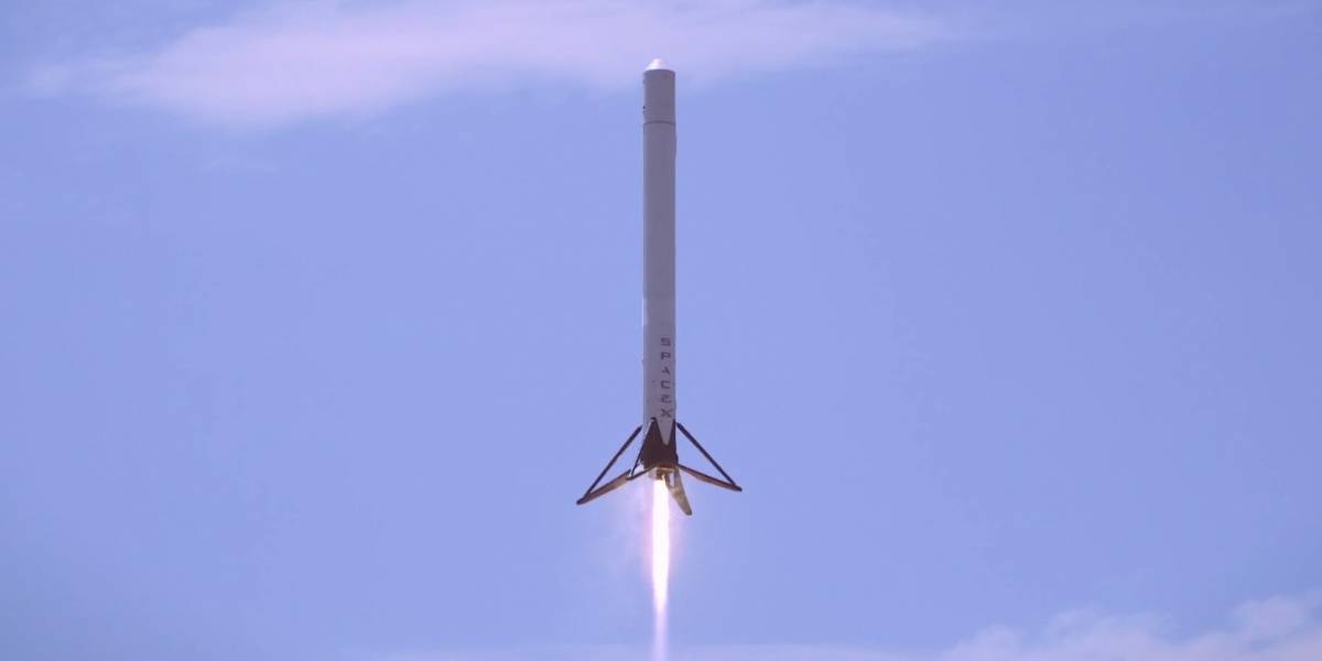 Cohete Falcon 9 vuela 1.000 metros y vuelve a tierra de una pieza