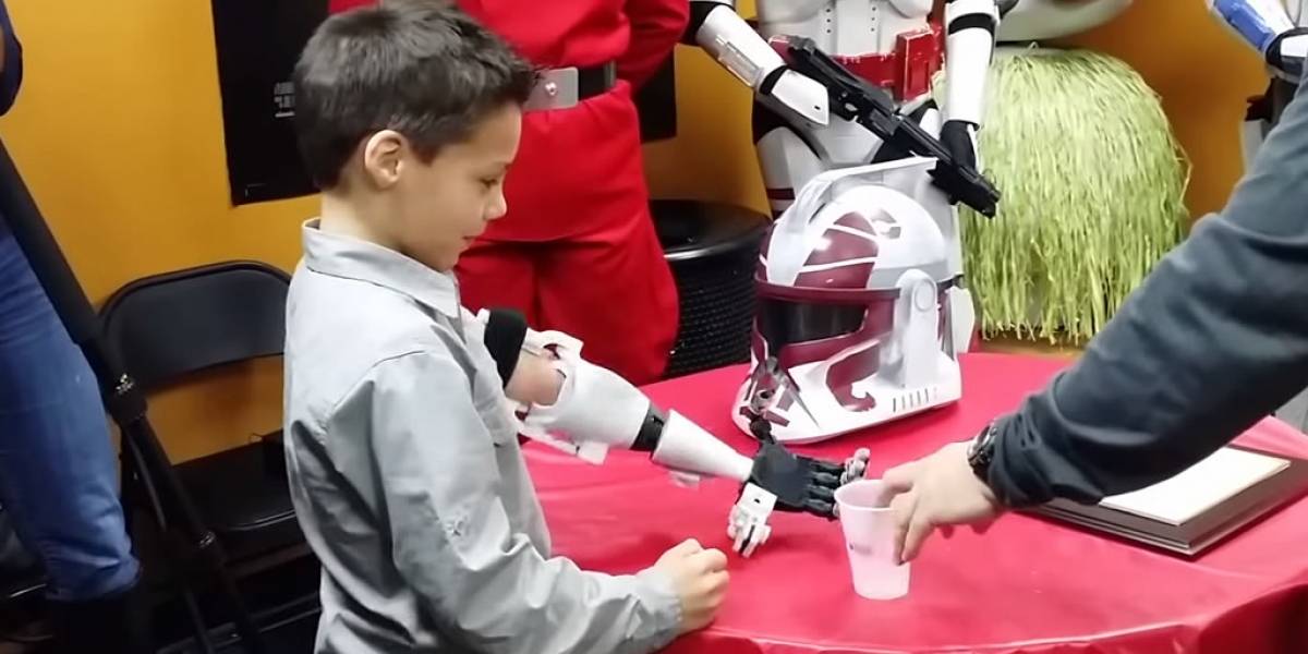 Niño fanático de Star Wars recibe brazo prostético impreso en 3D