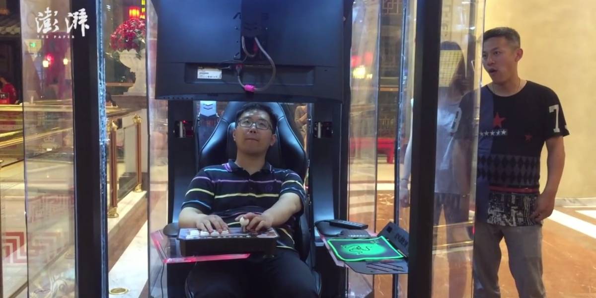 Estas cabinas con videojuegos son perfectas para cuando vas de shopping con tu novia