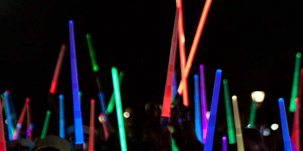 Fans de Star Wars hacen guardia con sables de luz en honor a Carrie Fisher