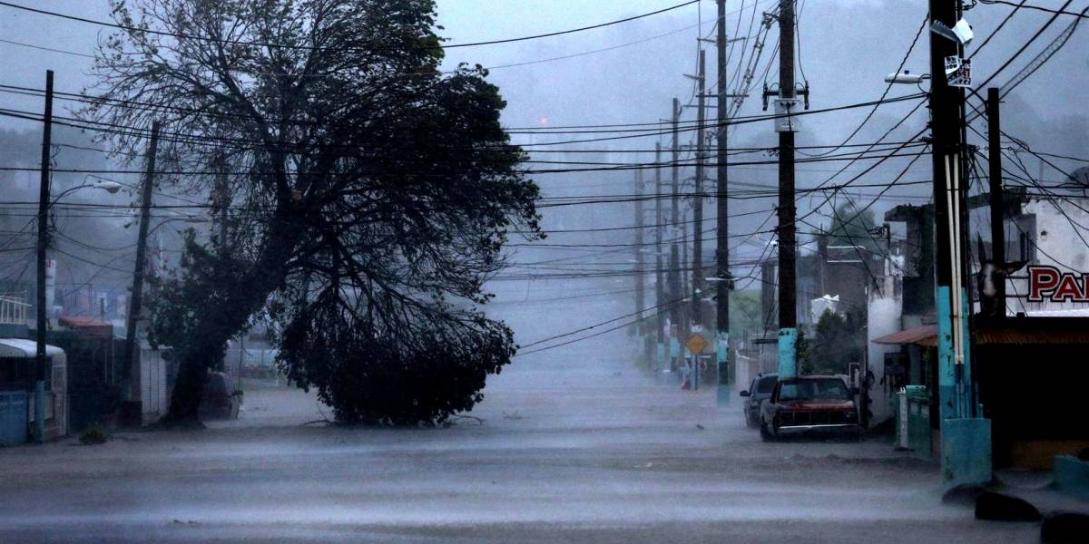 Después de los huracanes, las telecomunicaciones en Puerto Rico siguen a oscuras