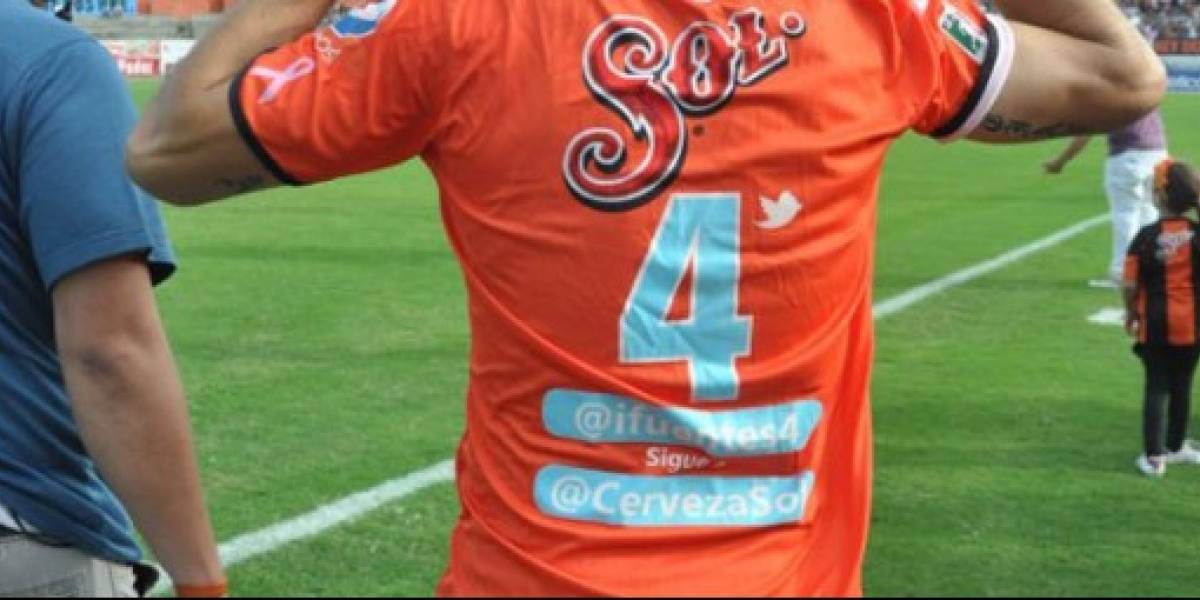 El club Jaguares de México cambió el nombre de los jugadores en la camiseta por sus perfiles de Twitter