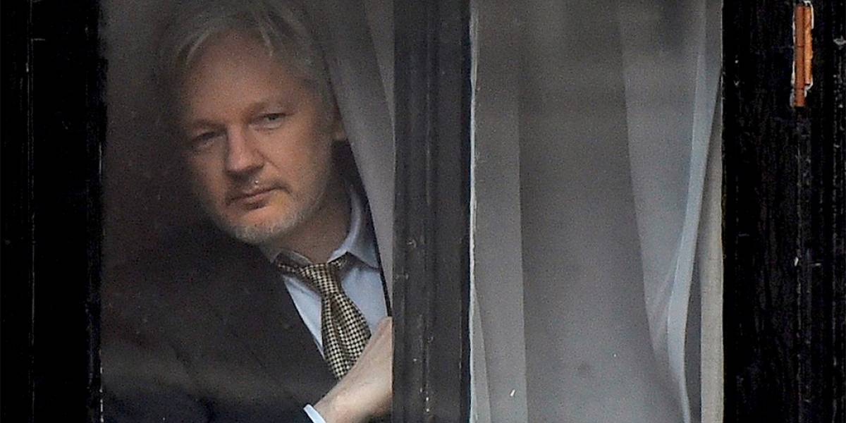 Anónimos buscan hacer llegar Wi-Fi a Julian Assange