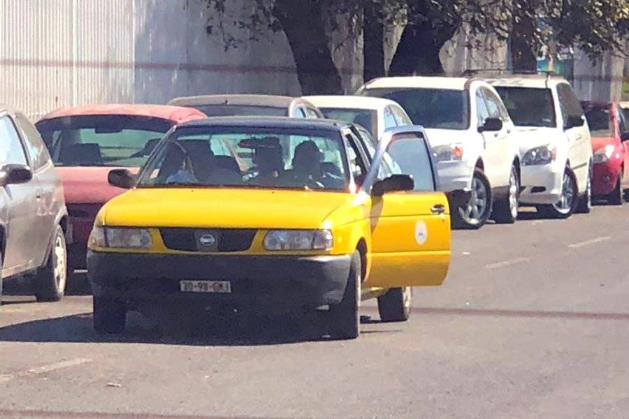 Ladrones se roban batería de un auto en 10 segundos