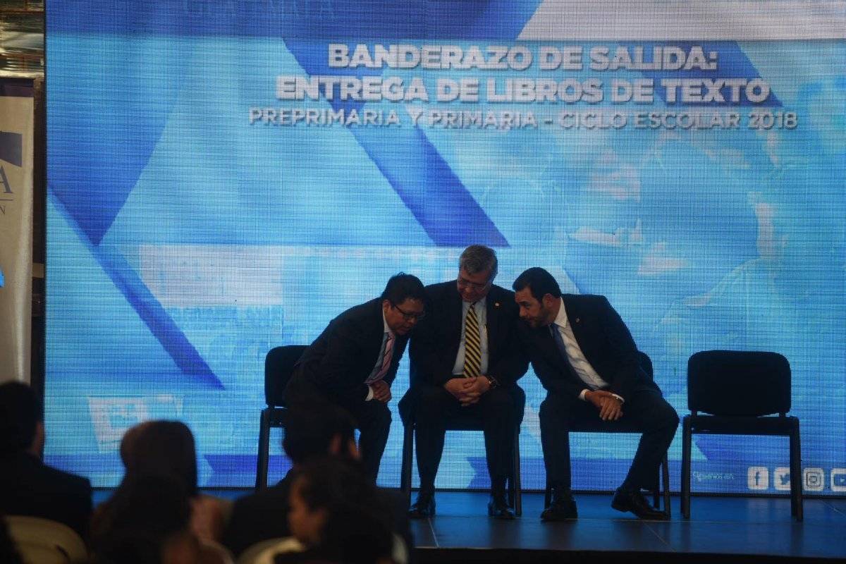 Presidente de Guatemala carga lujos al erario