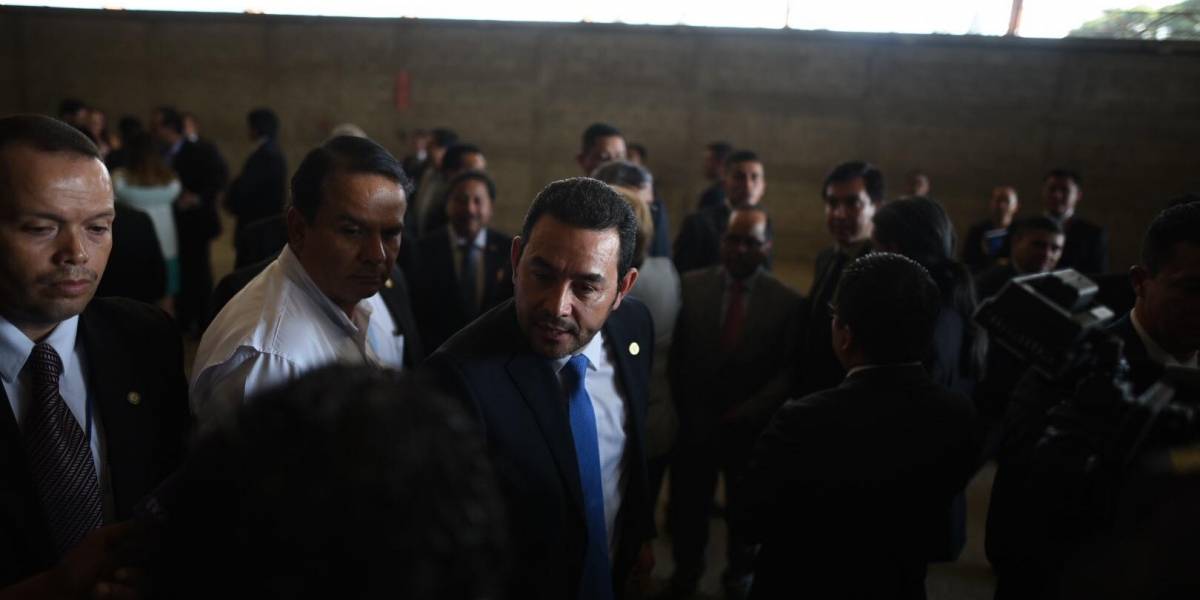 Presidente de Guatemala carga lujos al erario