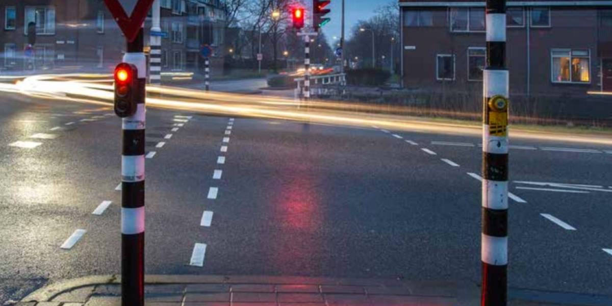 Instalan líneas de luz en las calles de Holanda para evitar accidentes relacionados con teléfonos móviles