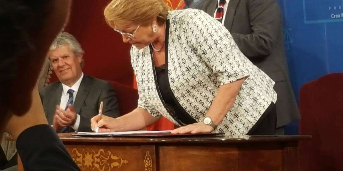 Michelle Bachelet firma proyecto que crea el Ministerio de Ciencia y Tecnología en Chile