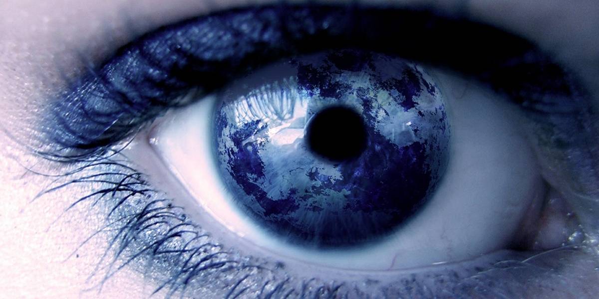 Médicos del Reino Unido realizan el primer implante biónico en un ojo para tratar la degeneración macular