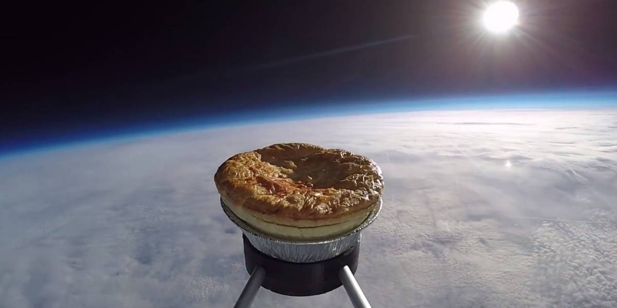 Envían un pastel de carne a la estratósfera