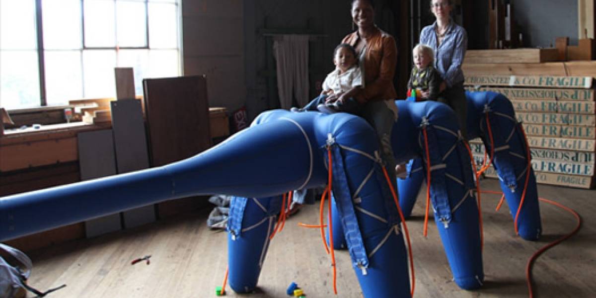 Ant-Roach, un robot inflable con forma de elefante-cucaracha-oso hormiguero