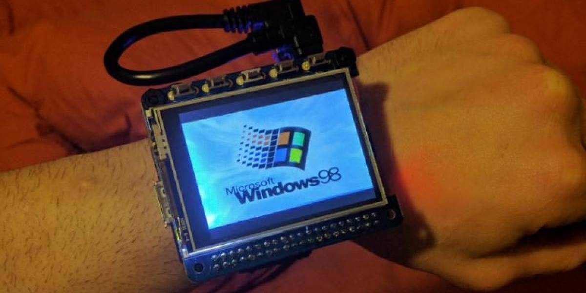 Modifican Raspberry Pi para transformarlo en reloj "inteligente" con Windows 98