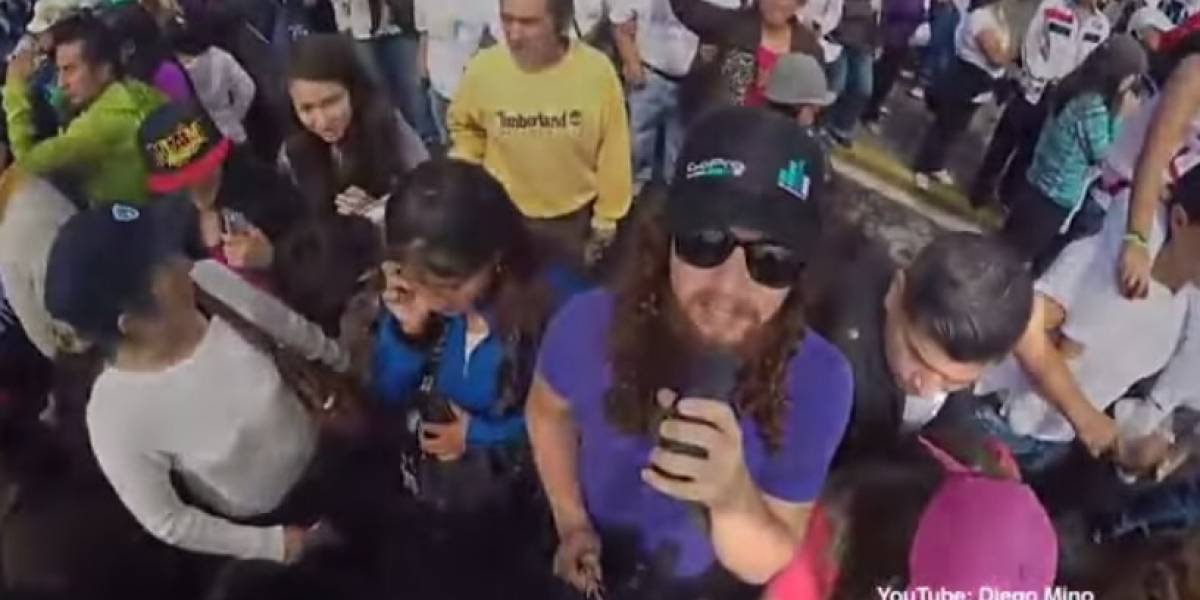 Músico ecuatoriano filma robo con su bastón para selfies