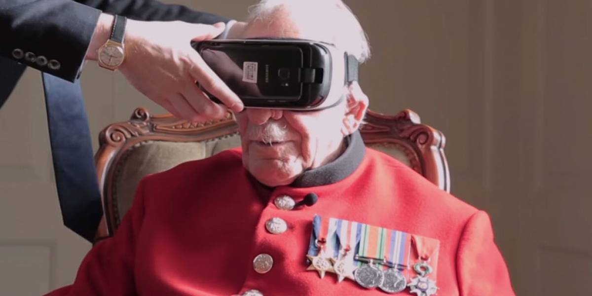 Veterano de guerra usa dispositivo de Realidad Virtual para recibir medalla