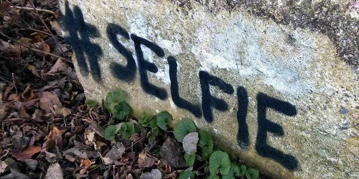 Joven es acusado de homicidio por tomarse selfie con un cadáver