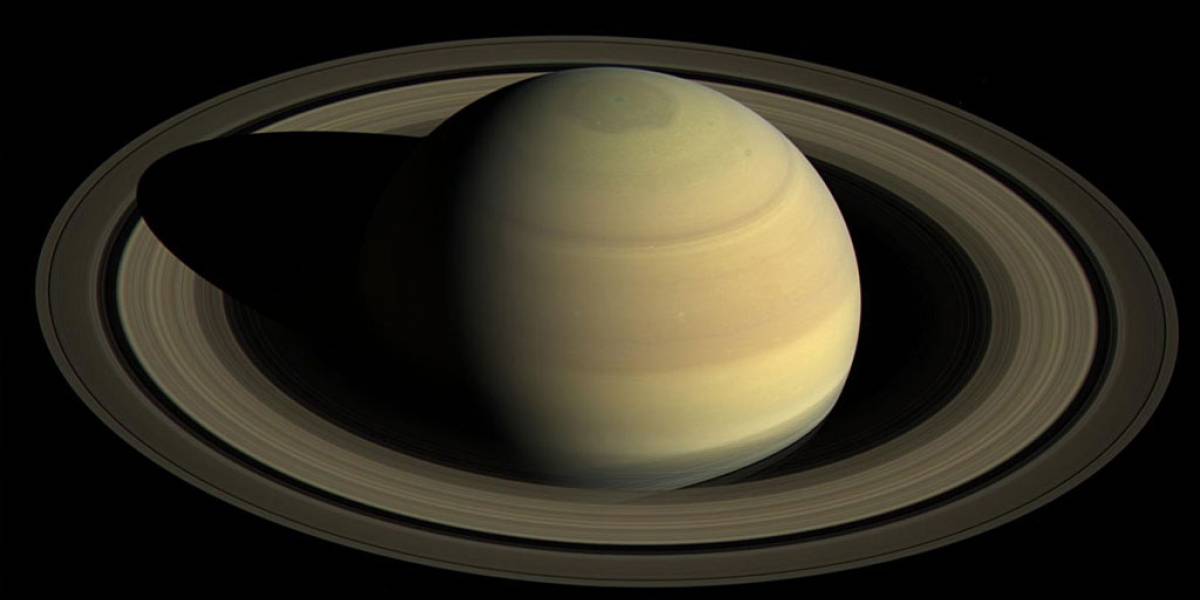 NASA afirma que podría haber vida microorgánica en las lunas de Saturno