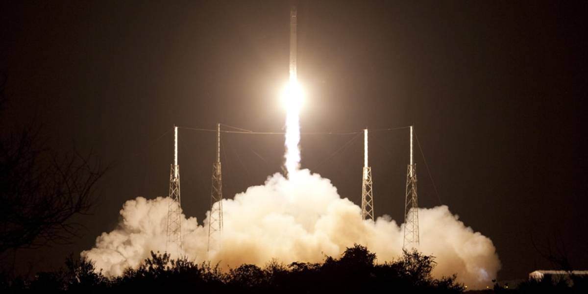 SpaceX realizó con éxito lanzamiento de Falcon 9 con la cápsula Dragon