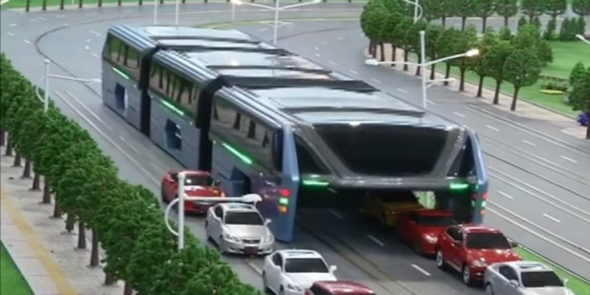 El autobus chino que permitía pasar autos por debajo fue un fraude