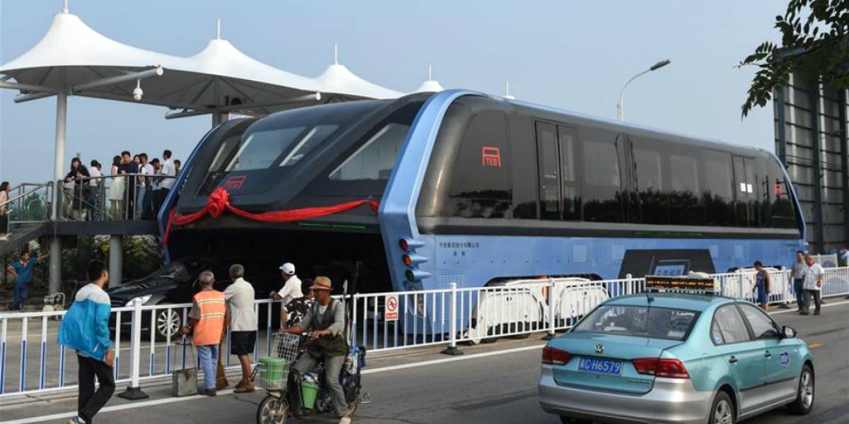 Conoce el autobus chino que permitirá pasar automóviles por debajo
