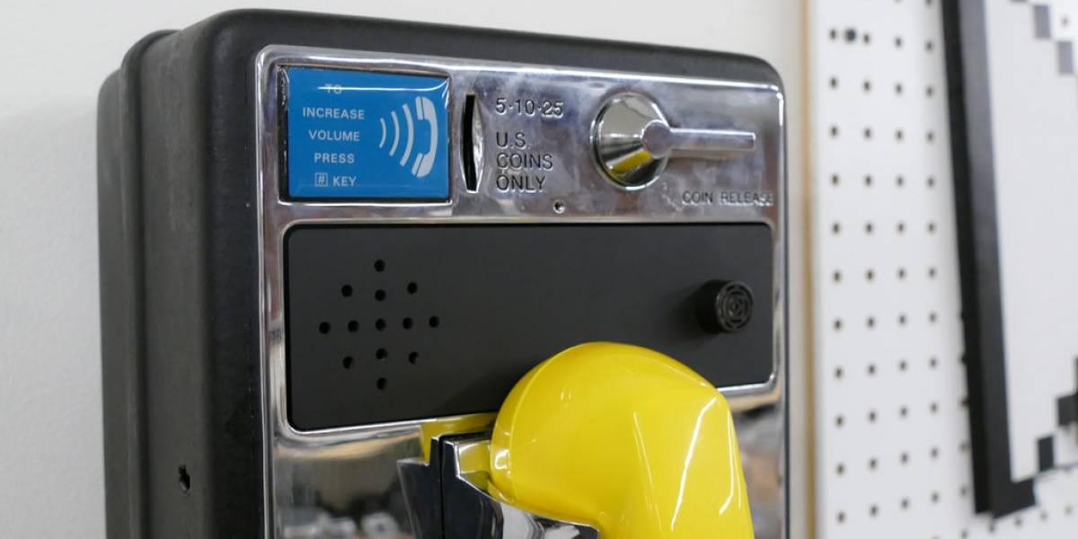 Logran transformar un teléfono público en wurlitzer