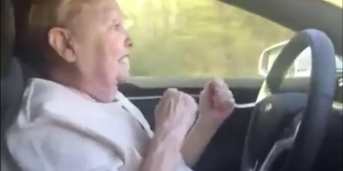 Así reaccionó una abuelita con el piloto automático del Tesla Model S