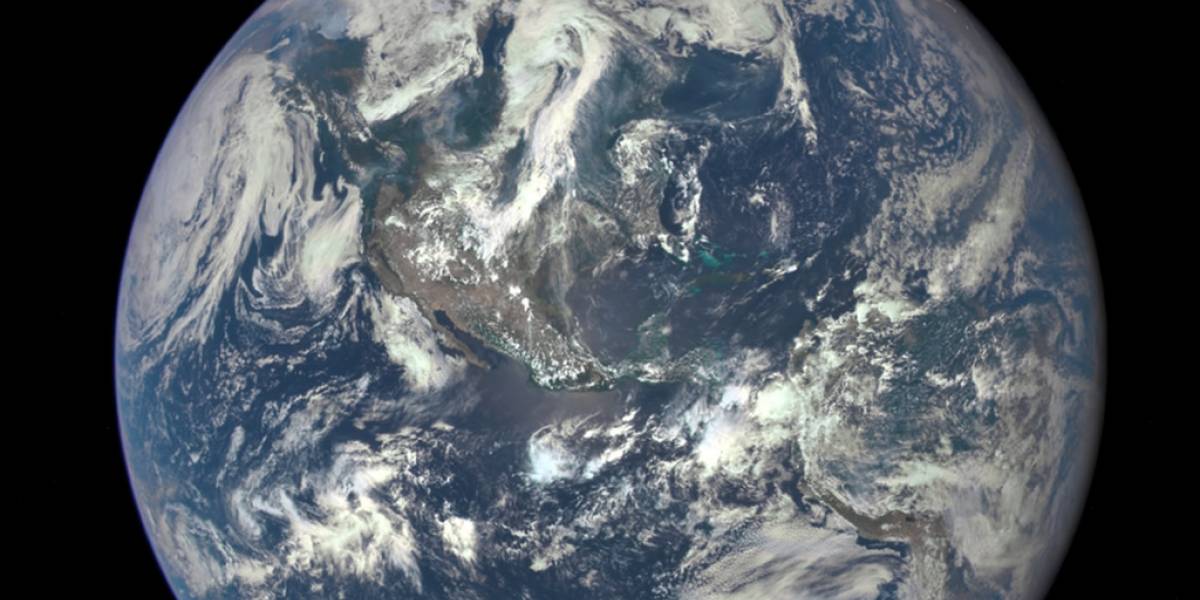 Esta es la primera foto de toda la cara iluminada de la Tierra