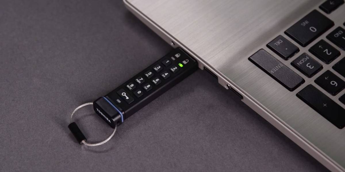 Toshiba lanza un pendrive USB con cifrado físico