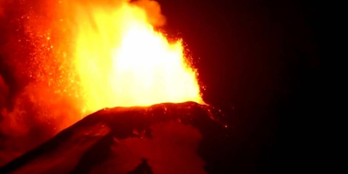 Volcán Villarrica está en erupción estromboliana