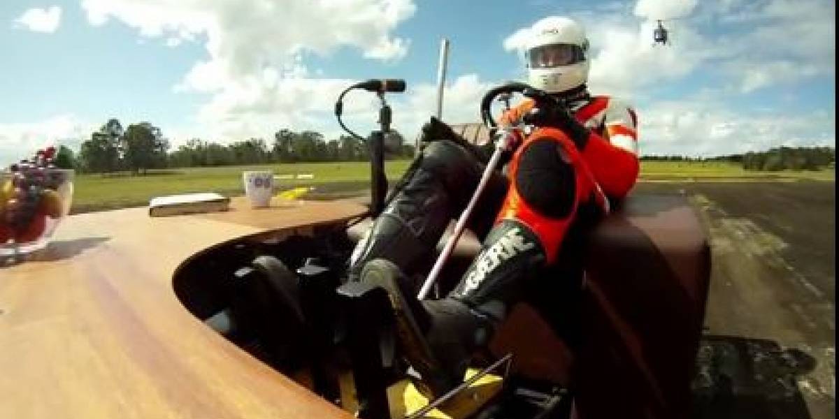 El sofá más veloz del mundo corre a... 163 km/hora!