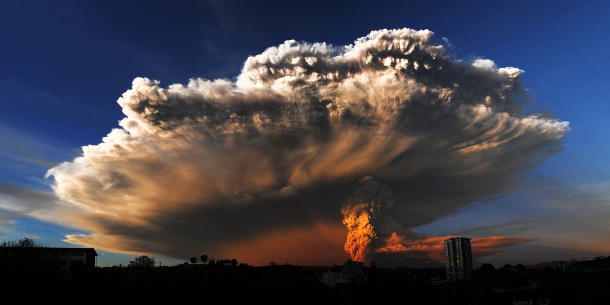 Excursionista graba el momento exacto que explota el volcán Calbuco