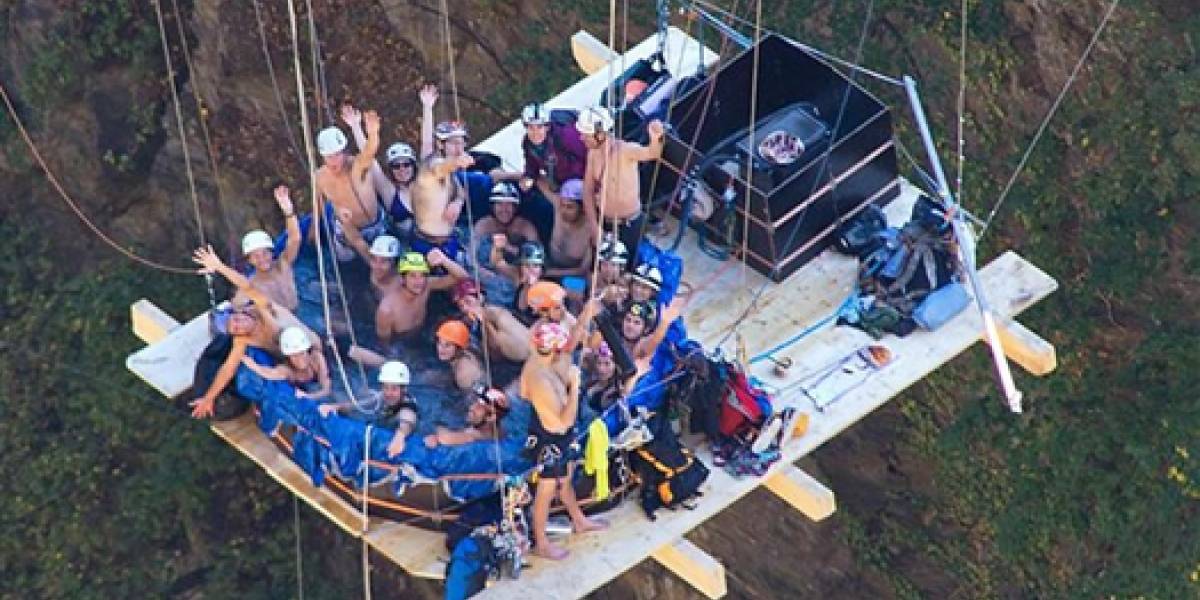 Suizos disfrutan un jacuzzi que cuelga debajo de un puente