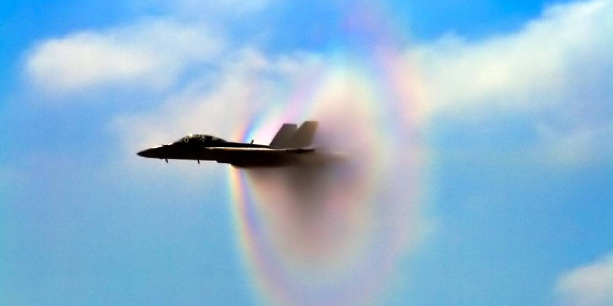 Imperdible: Avión forma nube Prandtl-Glauert a color