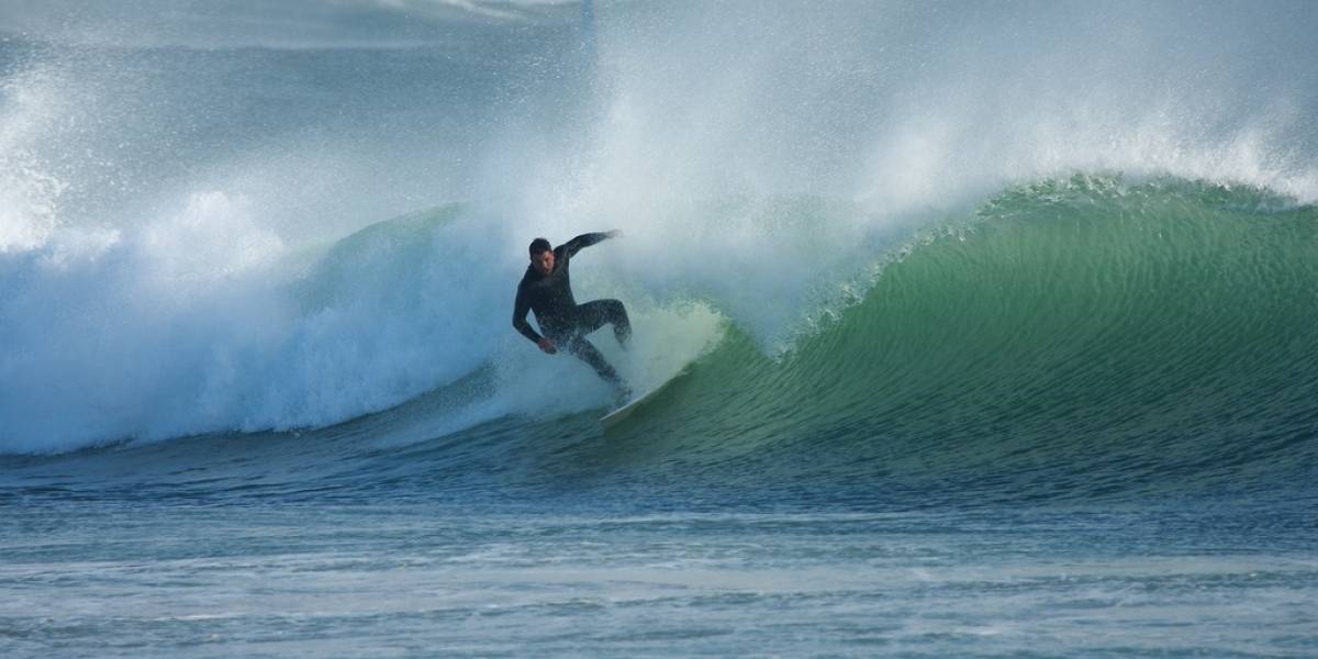 Crean una tabla de surf hecha con cartón que no se deshace con el agua