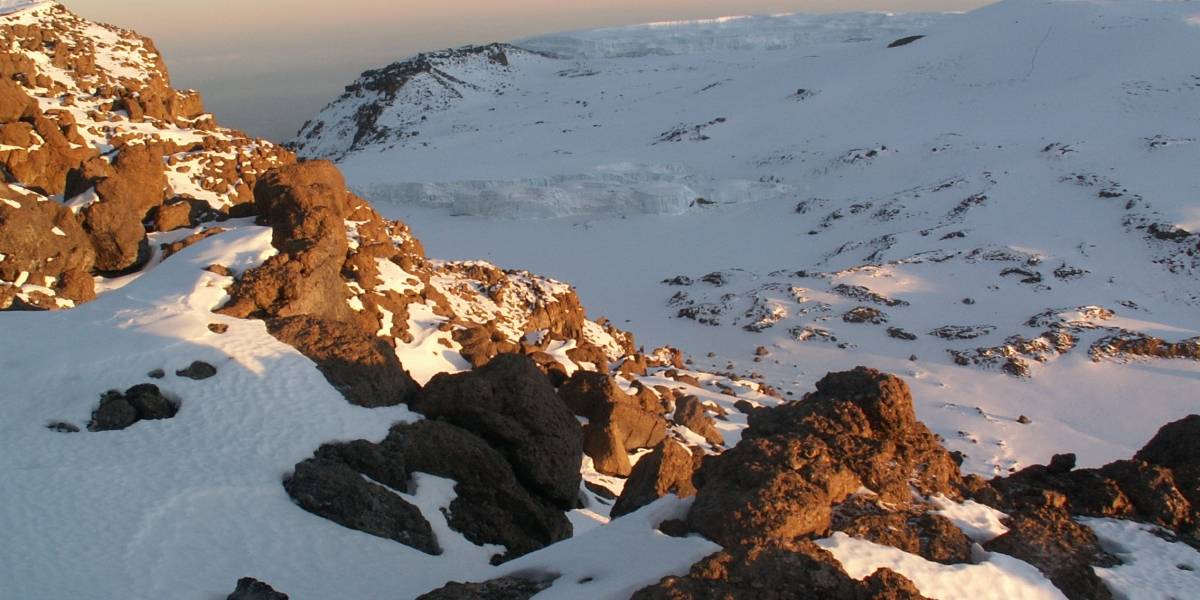 Hallan volcán activo debajo del hielo de la Antártida