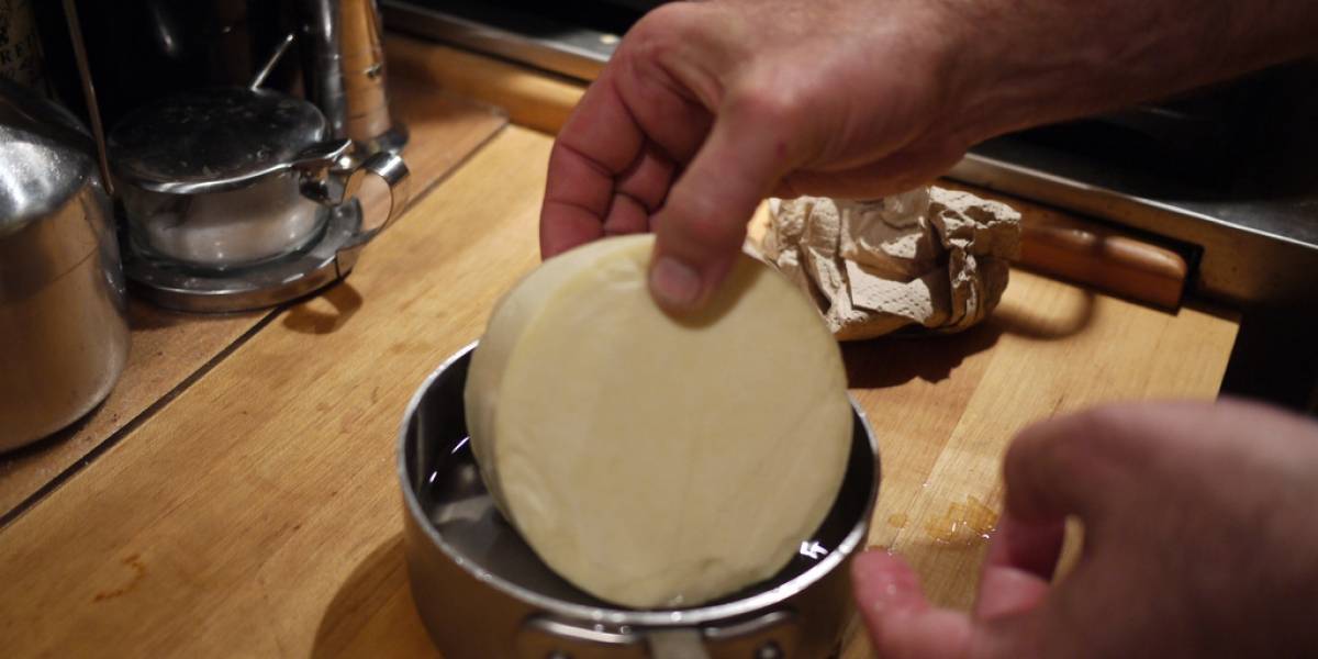 Quitan hielo de los caminos usando la salmuera sobrante de la elaboración del queso