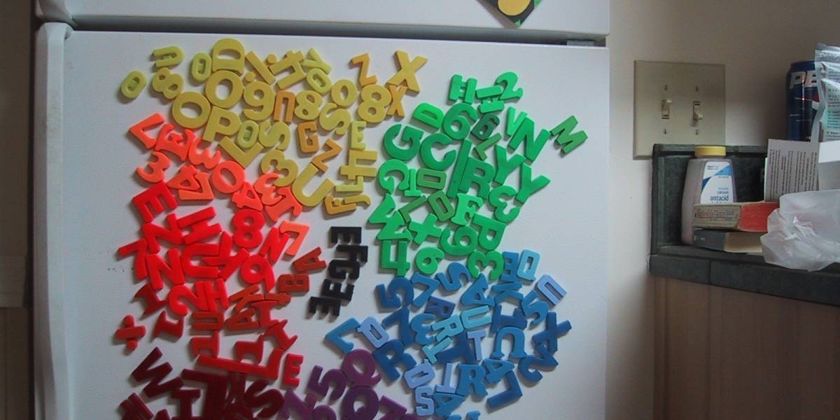 Estudio afirma que hay una relación entre la sinestesia y las letras de colores con imanes