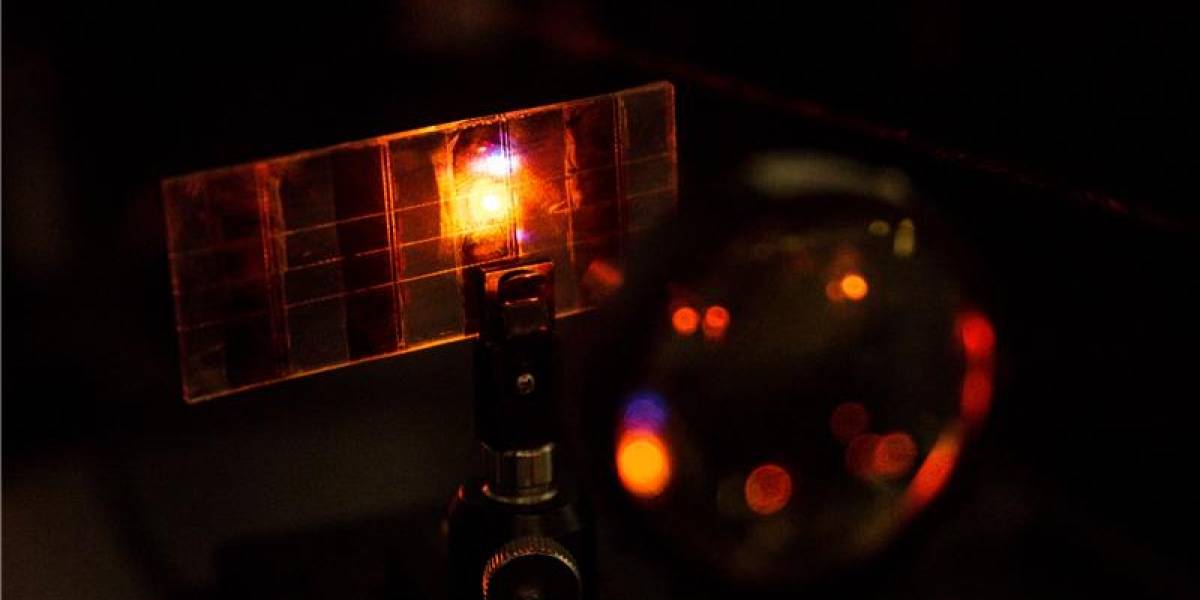 Científicos desarrollan celda solar que además puede emitir luz