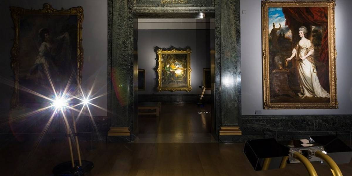 Da un paseo en streaming por una galería de arte en Londres con robots guías