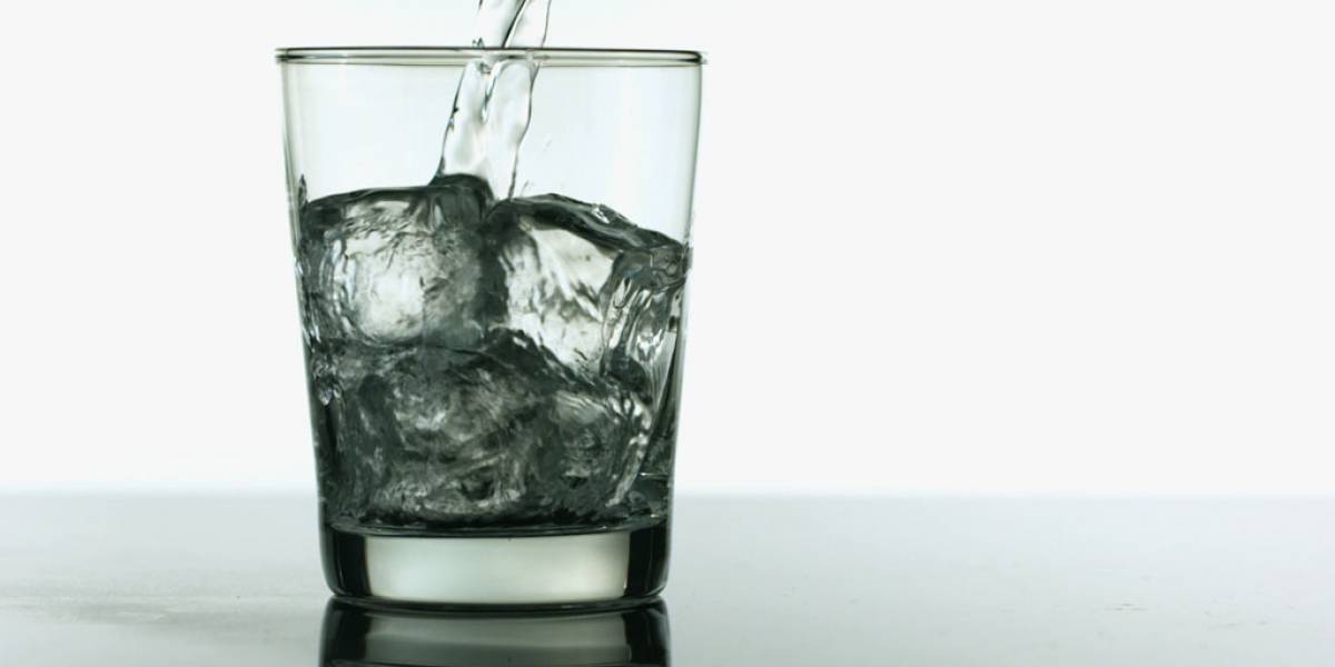 Científicos usan baterías para convertir agua salada en potable